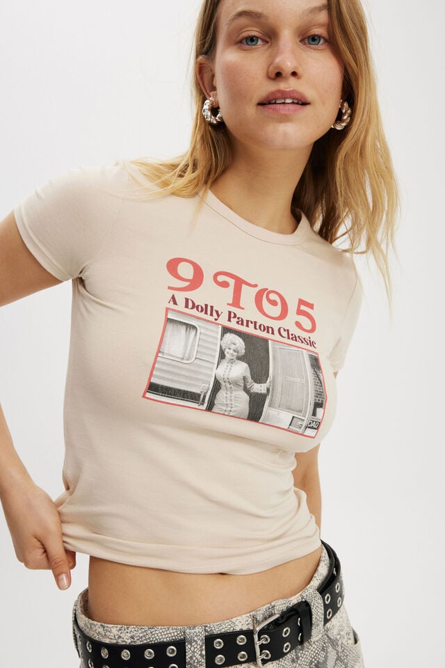 Cotton On Dolly Parton Fitted Graphic Longline Tee Lcn Dol Dolly 9 To 5/ Stone