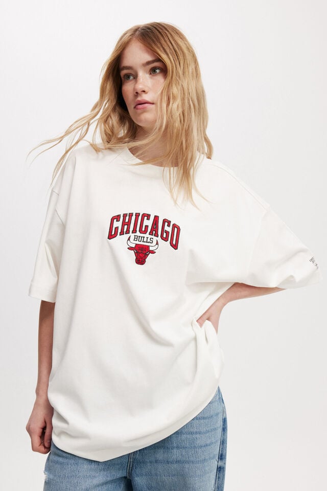 Cotton On NBA Chicago Bulls Box Fit T-Shirt Lcn Nba Vintage White / Chicago Bulls - Arch