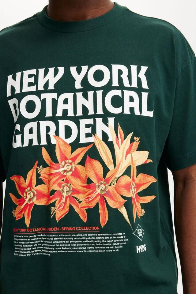 Cotton On New York Botanical Garden Box Fit T-Shirt Lcn Nybg Pineneedle Green/nybg - Orange Lily