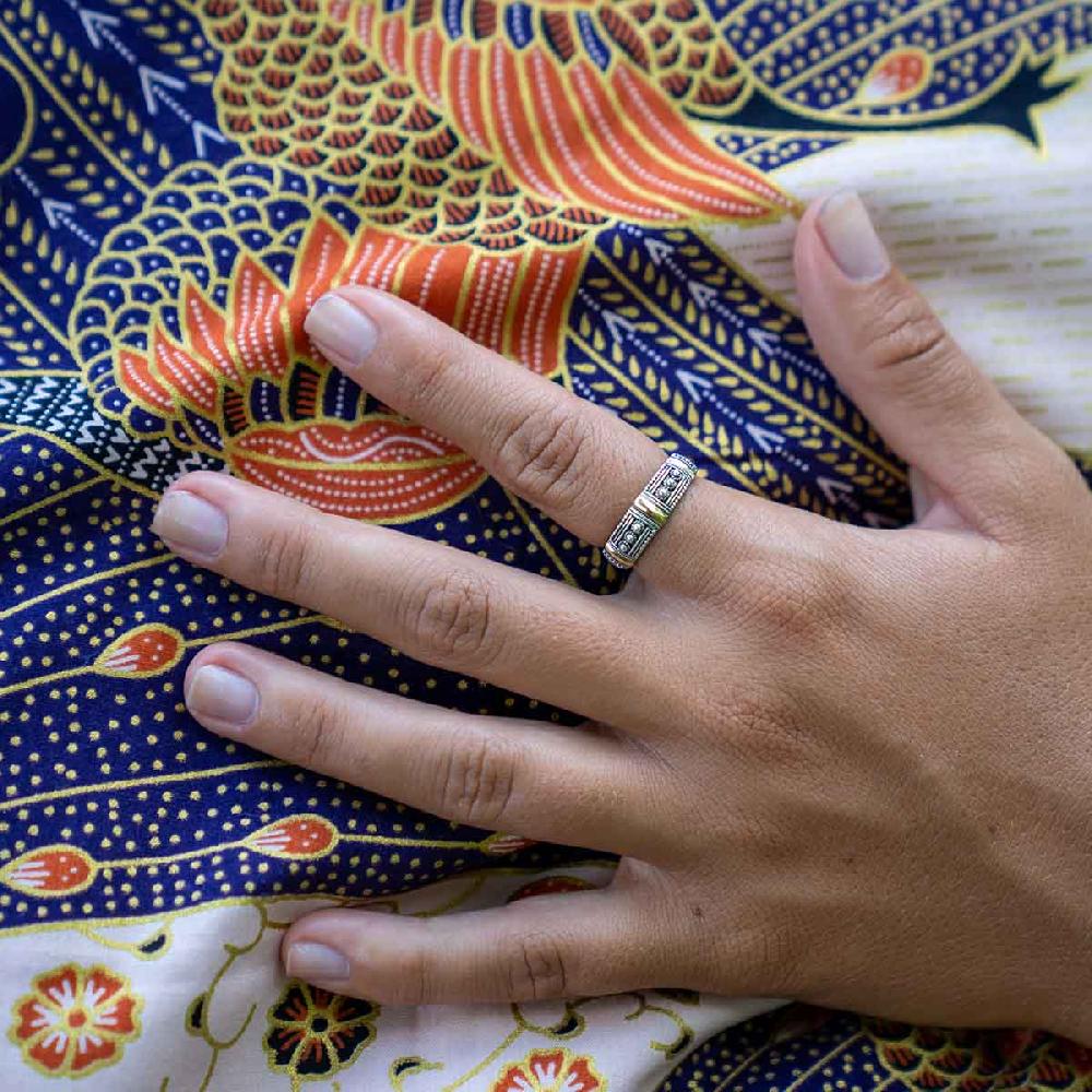 Crabtree & Evelyn Hand Crafted Silver Ring