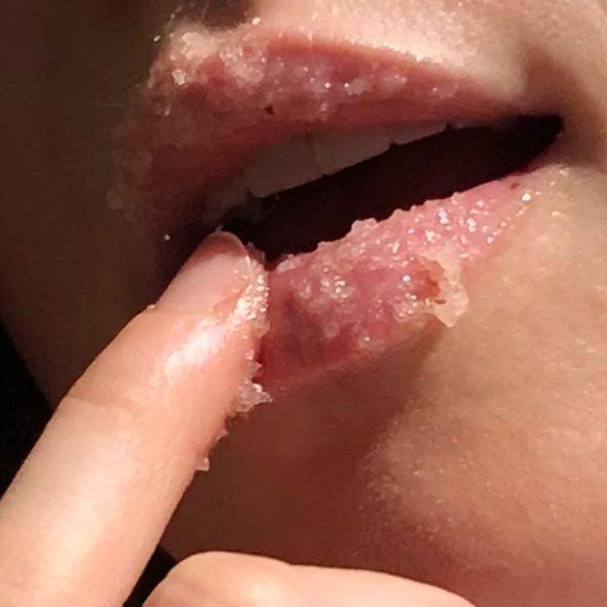 Crabtree & Evelyn Petal Power Lip Scrub - 10g