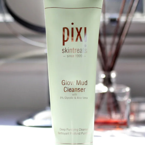 Cult PIXI Glow Mud Cleanser 135ml