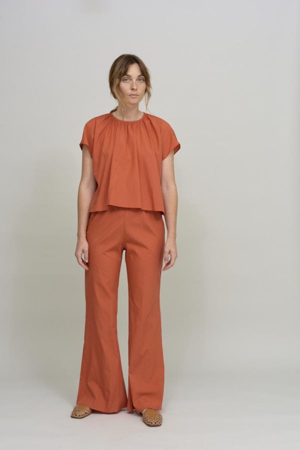 Cus GATHERED NECK Top Rouge
