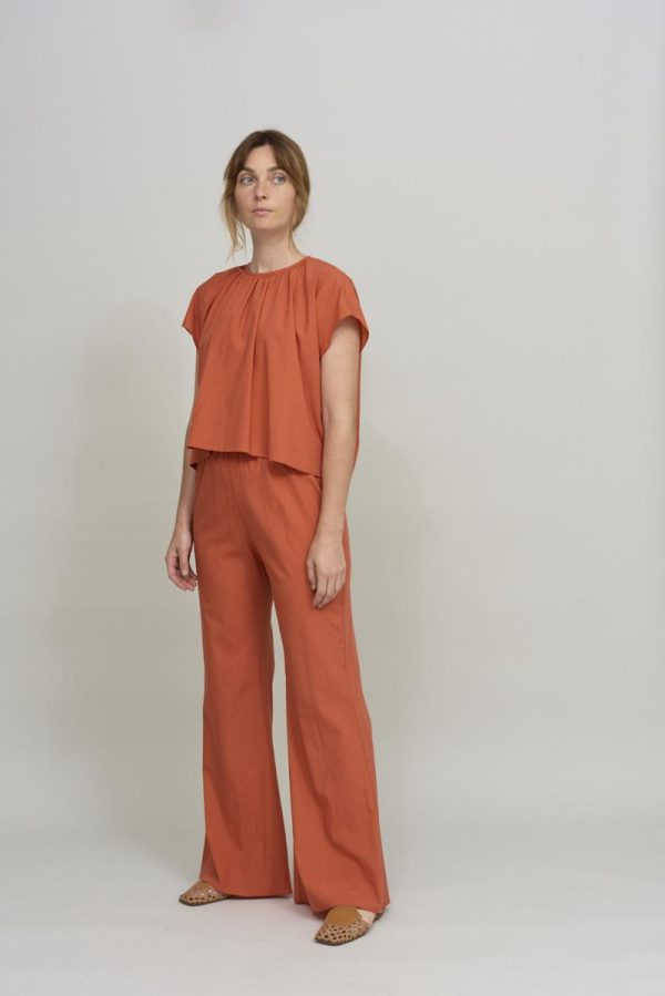 Cus GATHERED NECK Top Rouge