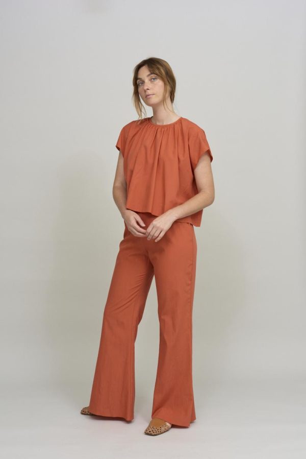 Cus GATHERED NECK Top Rouge