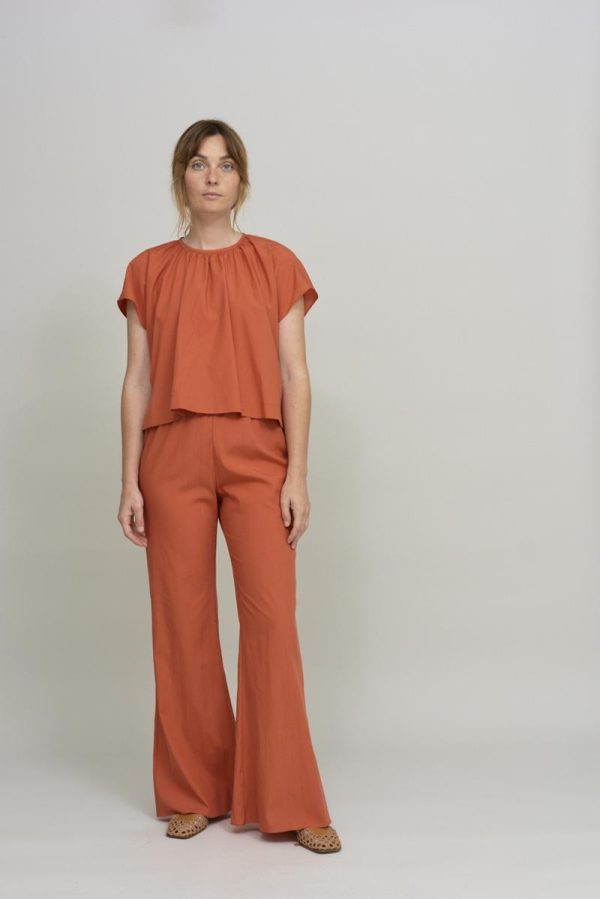 cus GATHERED NECK Top Rouge