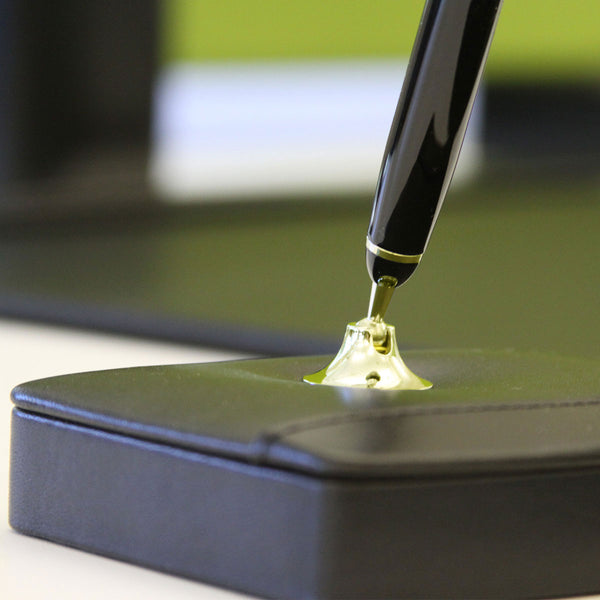 Dacasso Classic Black Leather Single Pen Stand With Gold Accents