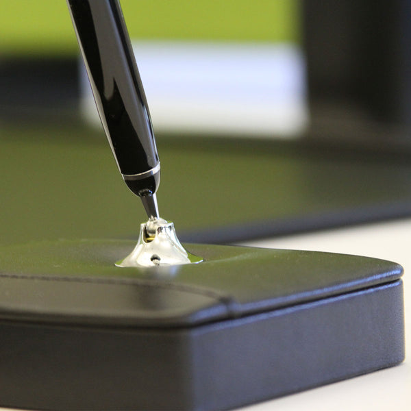 Dacasso Classic Black Leather Single Pen Stand With Silver Accents