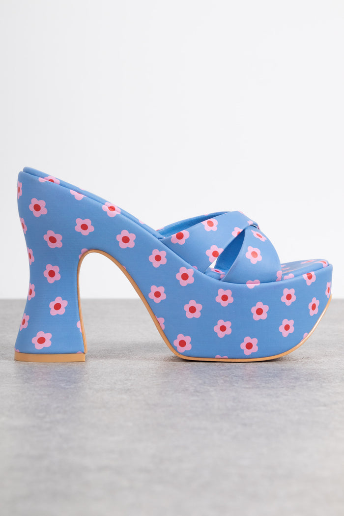 daisy street Daisy Street Platform Heeled Sandals in Blue Floral Print
