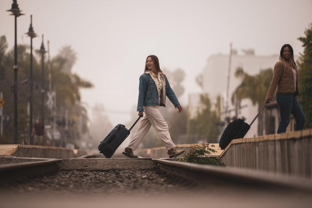 Dakine 365 Carry On Roller Bag LT 40L - Black