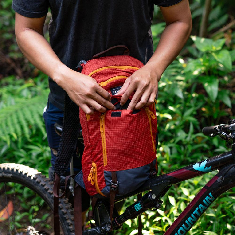 Dakine Syncline Backpack 12L - Red Tide