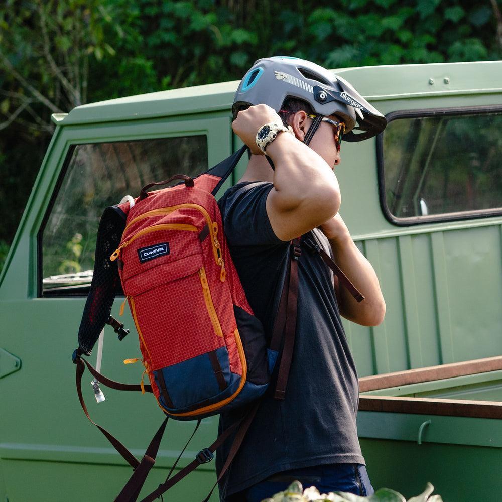 Dakine Syncline Backpack 12L - Red Tide