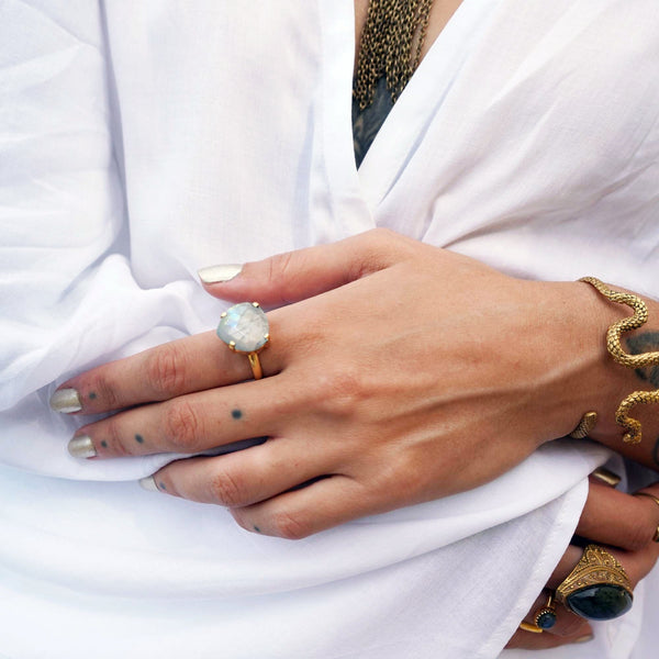Daya Nura Moonstone Ring Pure Brass