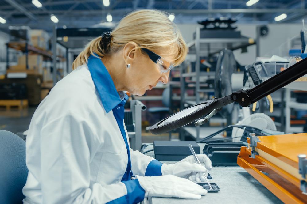 Daylight Company IQ ESD Daylight & UV Magnifier