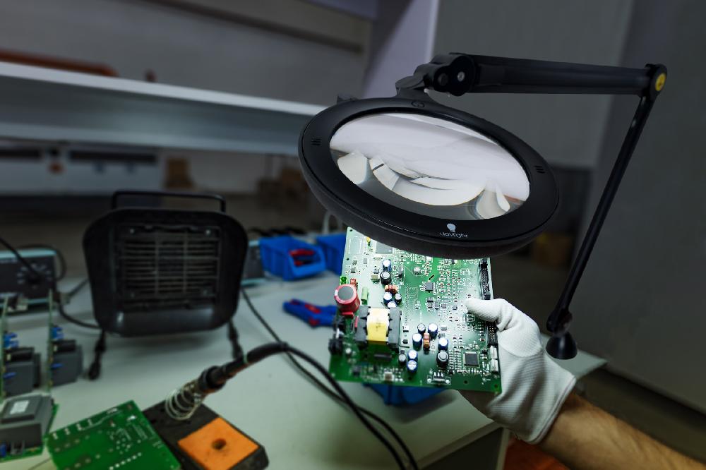 Daylight Company IQ ESD Daylight & UV Magnifier