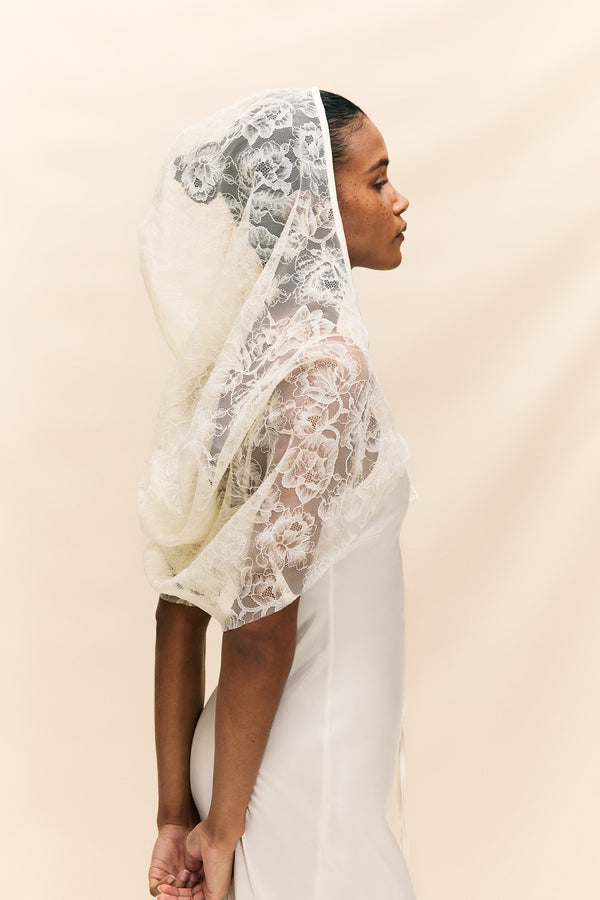 De La Vali IVORY LACE HOODED VEIL (MADE TO ORDER)
