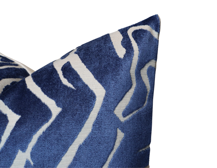 Dekowe Abstract Velvet Pillow Cover In Navy