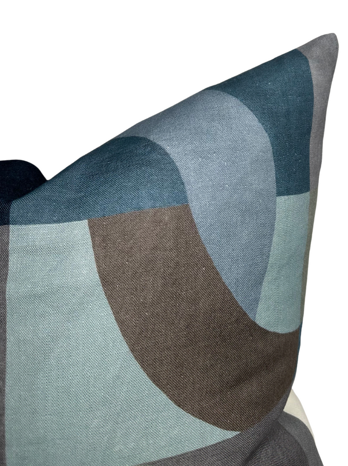 Dekowe Kelly Wearstler Colonnade Pillow Cover In Indigo