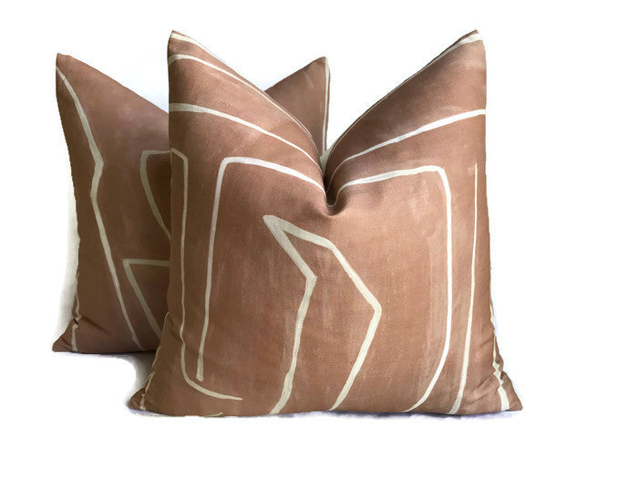 Dekowe Kelly Wearstler Graffito Pillow Cover In Salmon Cream