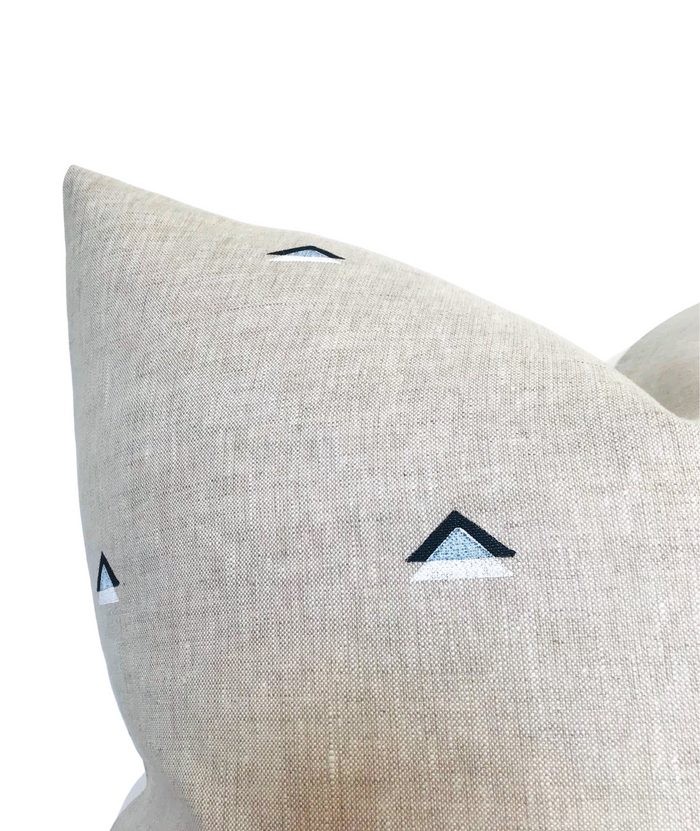 dekowe Schumacher Overlapping Triangles Pillow Cover in Black and White