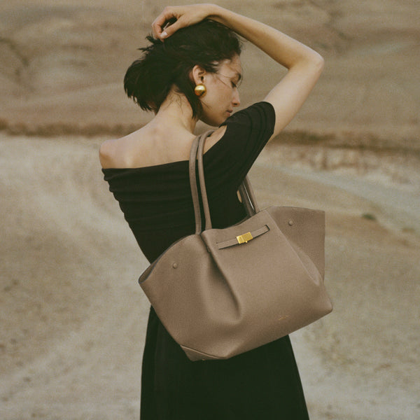 Demellier The New York | Dark Sand Small Grain