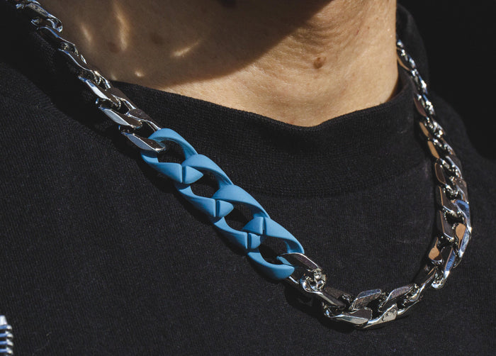 Designb Chunky Neckchain In Silver With Blue Rubber Links