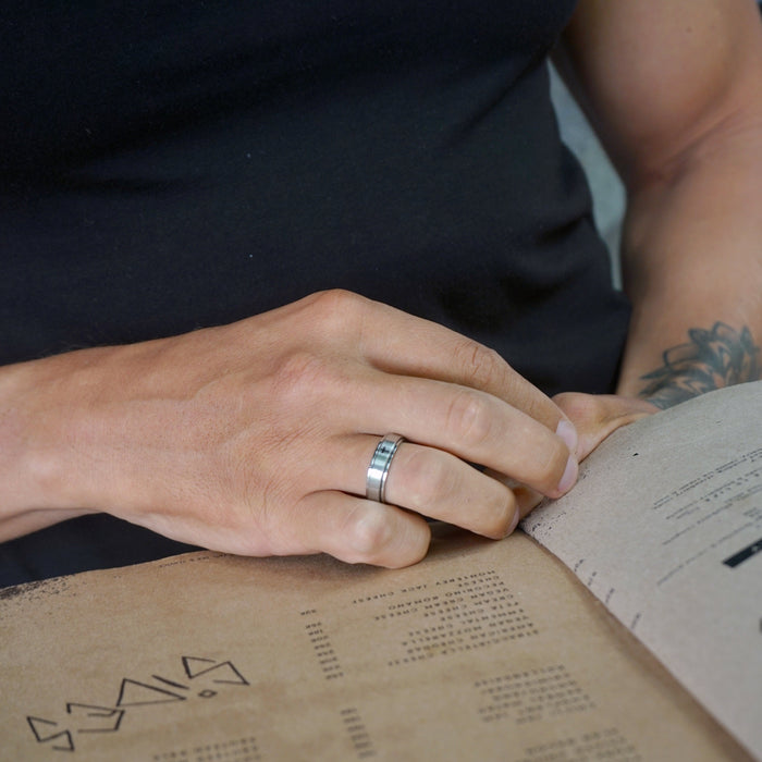 Designb Lost Souls - Spinning Band Ring With Engraved Cross In Platinum Stainless Steel