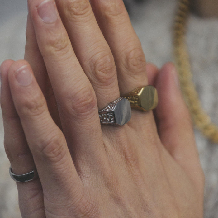 Designb Signet Ring With Engraved Details In Silver Stainless Steel
