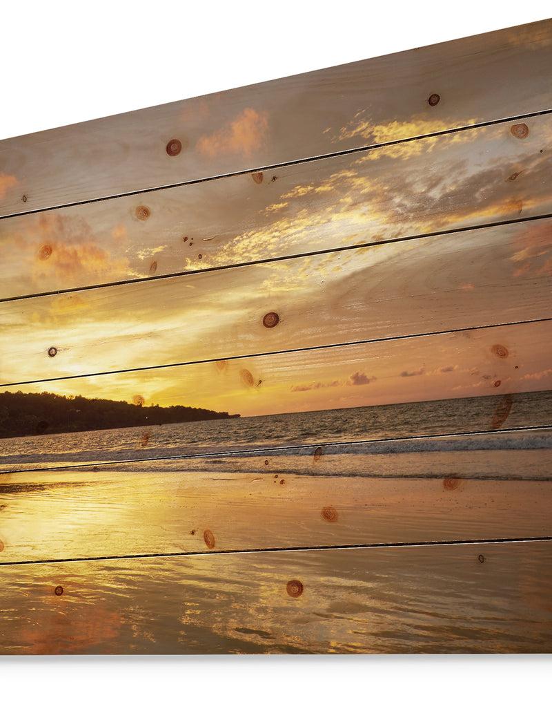 Designq Amazing Beach With Beautiful Breaking Waves - Modern Beach Print On Natural Pine Wood