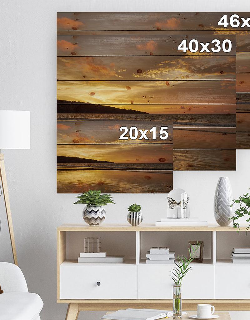 Designq Amazing Beach With Beautiful Breaking Waves - Modern Beach Print On Natural Pine Wood