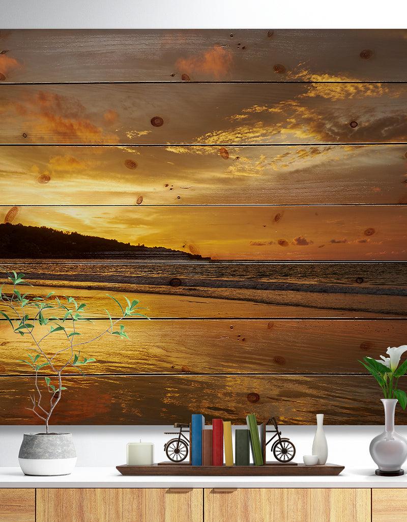 designq Amazing Beach with Beautiful Breaking Waves - Modern Beach Print on Natural Pine Wood