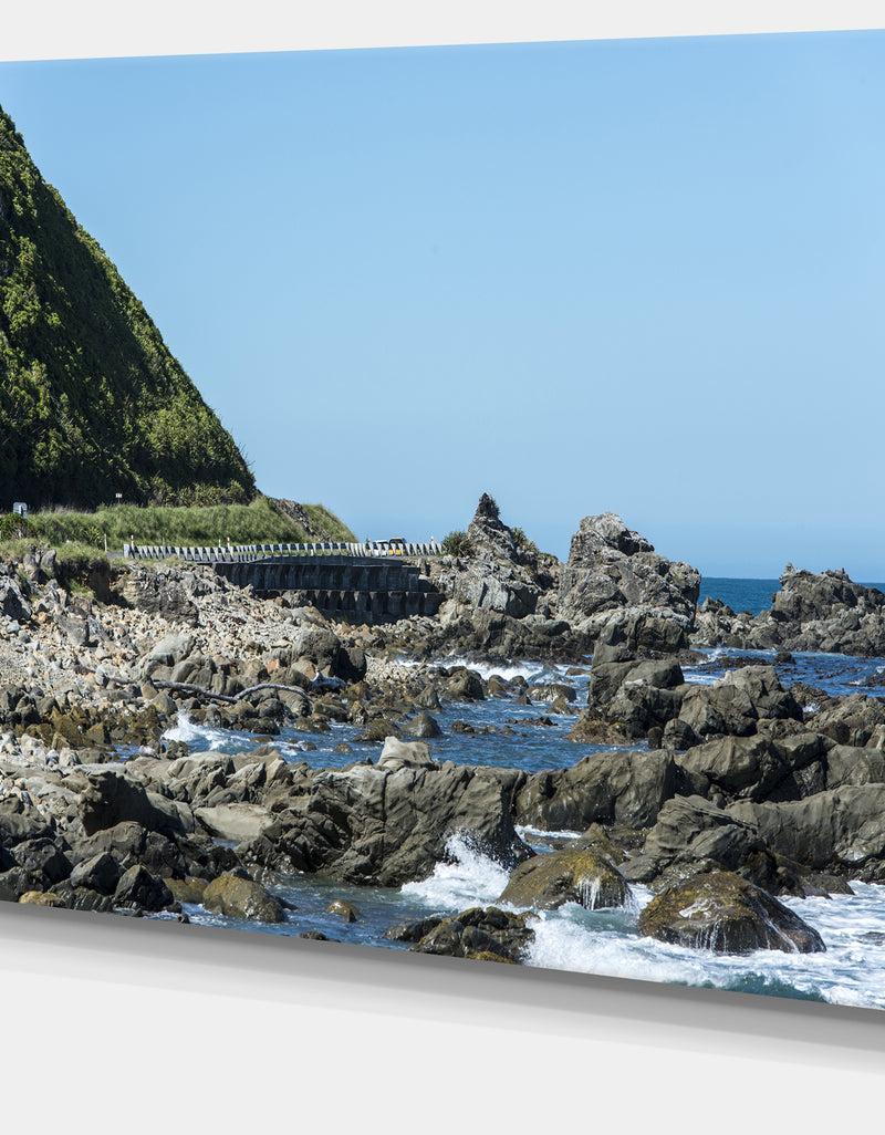 Designq Beautiful New Zealand Rocky Beach - Modern Seascape Canvas Artwork