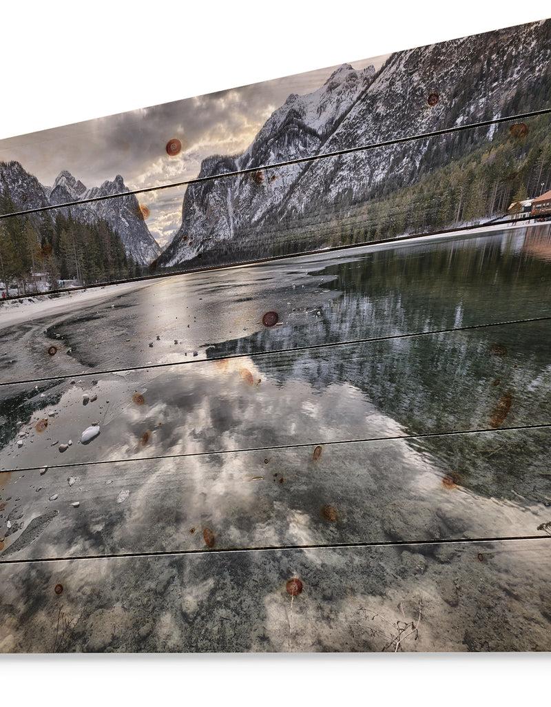 Designq Black Icy Mountain Lake With Snow - Contemporary Landscape Print On Natural Pine Wood