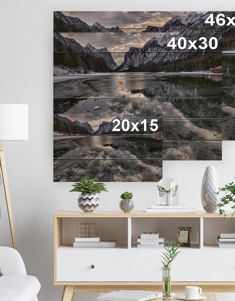 Designq Black Icy Mountain Lake With Snow - Contemporary Landscape Print On Natural Pine Wood