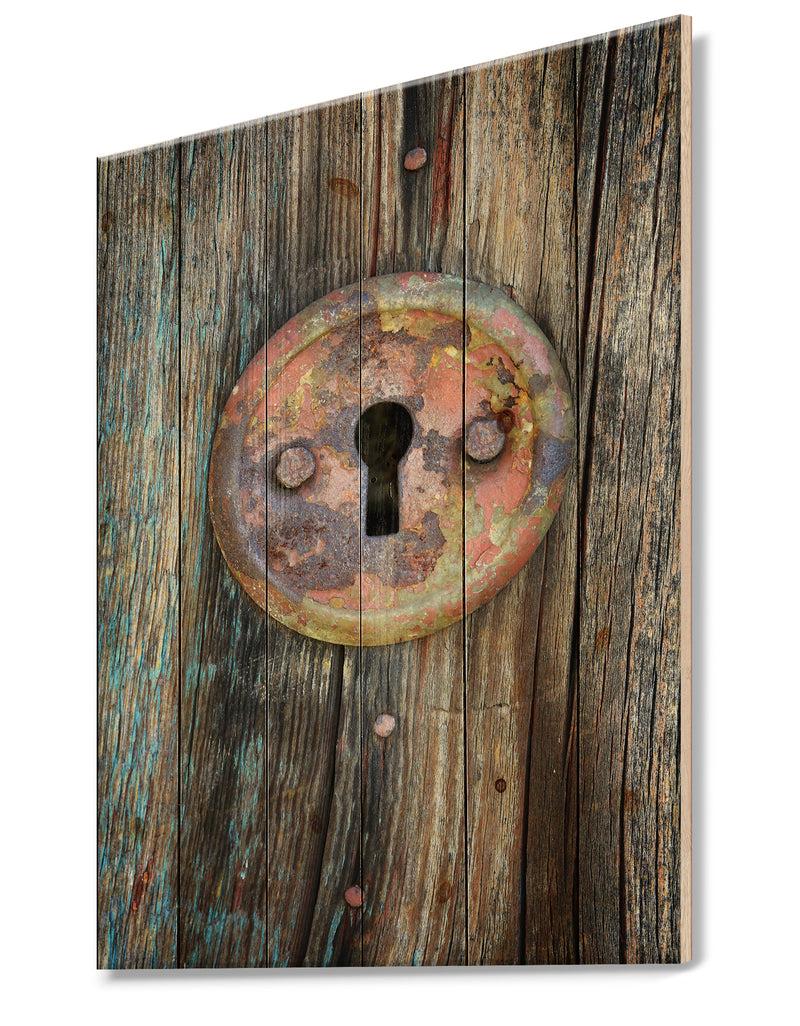Designq Colorful Rusty Keyhole On Wooden Door - Vintage Print On Natural Pine Wood