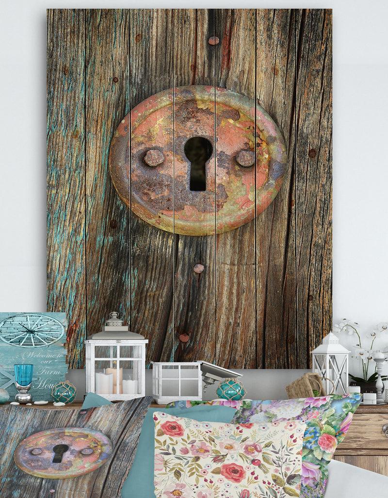 designq Colorful Rusty Keyhole on Wooden Door - Vintage Print on Natural Pine Wood