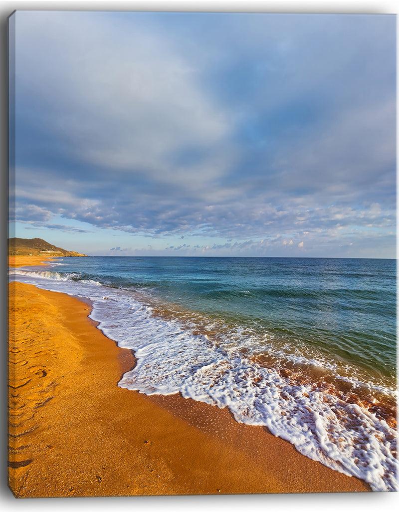 Designq Dark Beach Under Cloudy Skies - Modern Beach Canvas Art Print