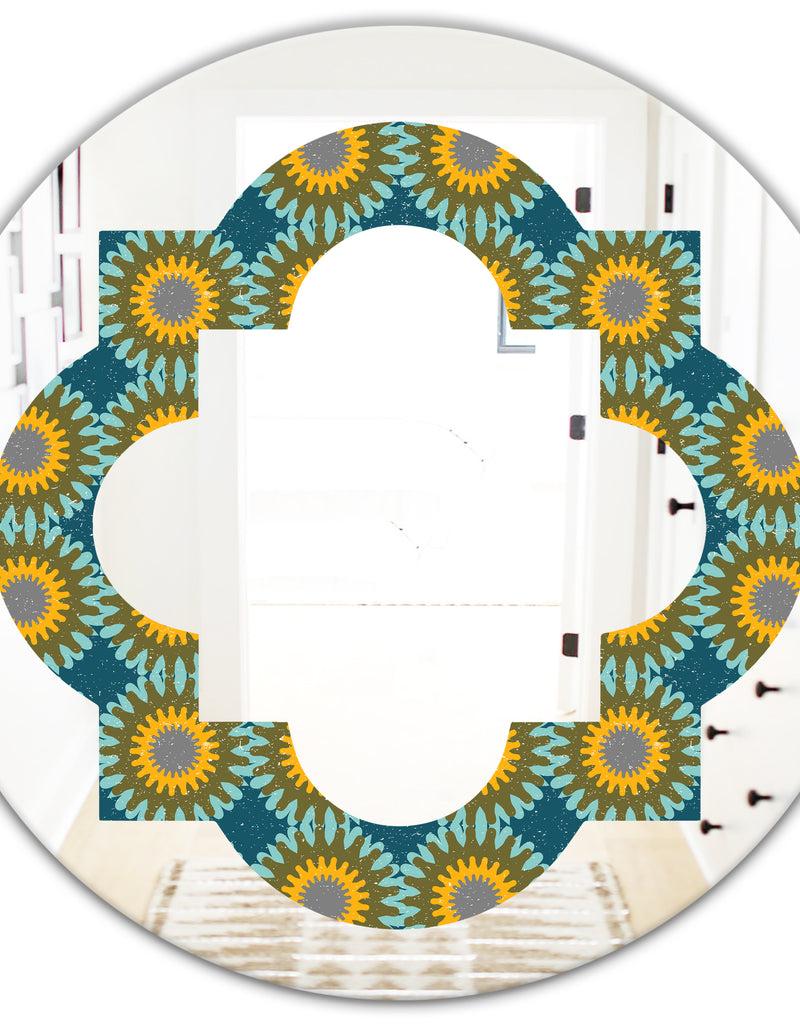 Designq Retro Circular Pattern I - Cottage Round Or Oval Wall Mirror - Quatrefoil