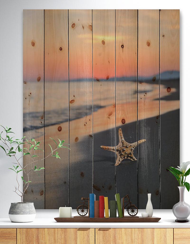 designq Summer Beach with Starfish - Beach and Shore Print on Natural Pine Wood
