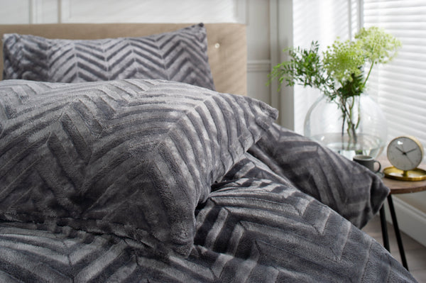 Deyongs Victoria Flannel Fleece Duvet Set With Fabric Bag