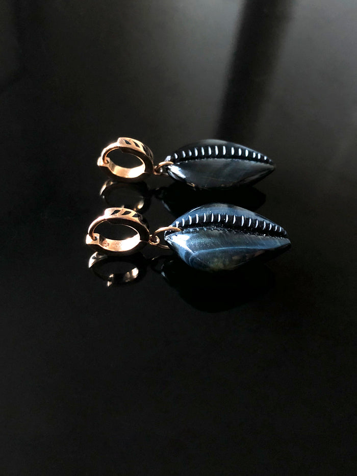 Dezso By Sara Beltran Classic Carved Cowry Earrings