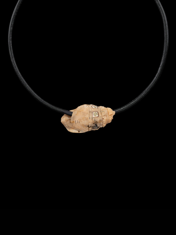 dezso by sara beltran Classic Coral Conch Bead with Cushion Cut Diamonds 1