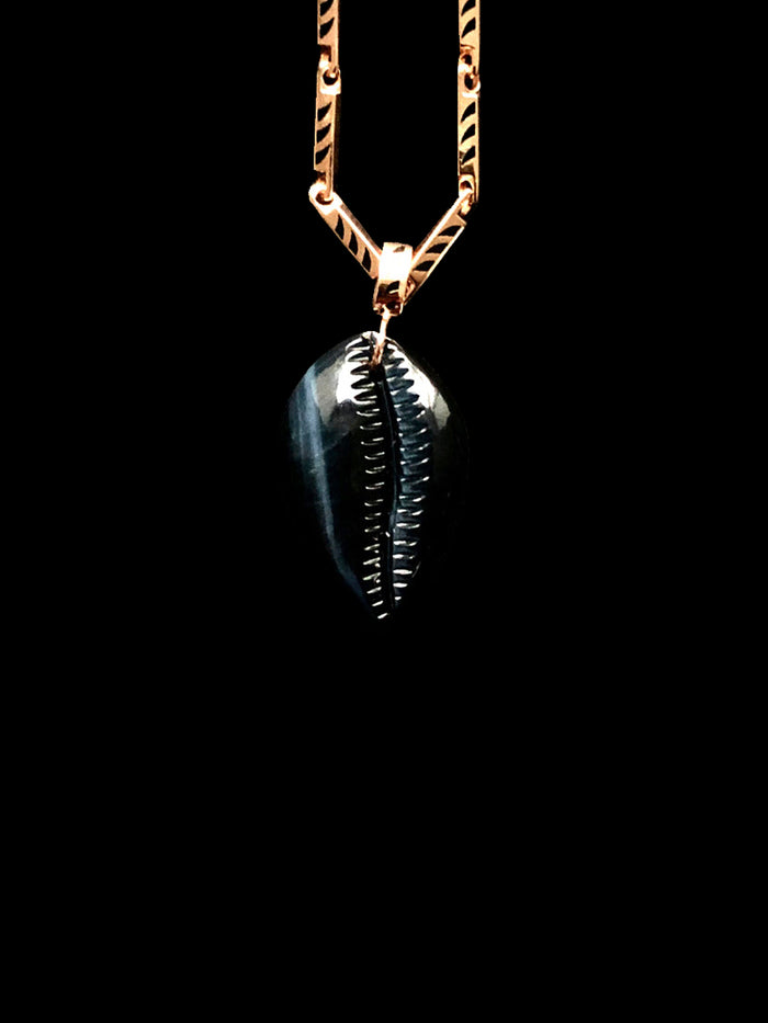 Dezso By Sara Beltran Classic Carved Cowry Charm