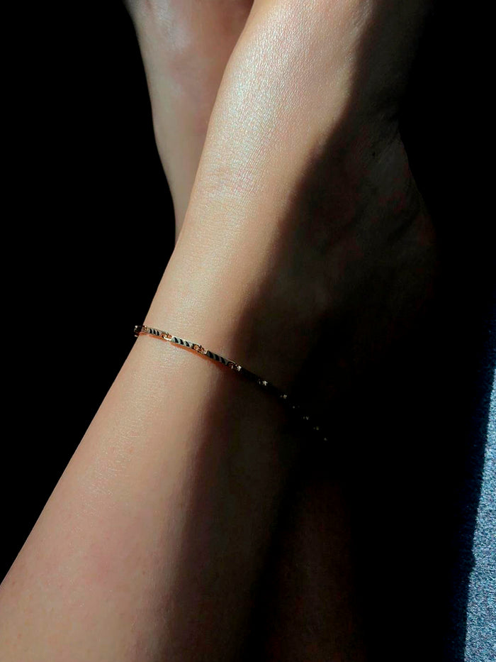 Dezso By Sara Beltran Deco Shark Fin Anklet