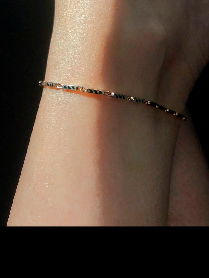 Dezso By Sara Beltran Deco Shark Fin Anklet