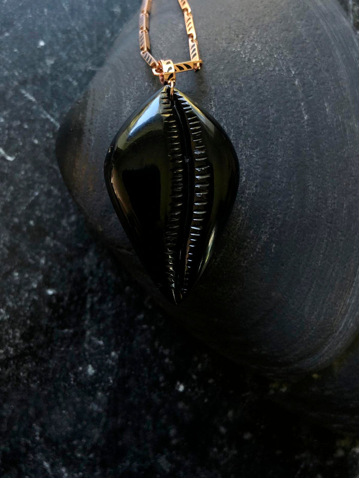 Dezso By Sara Beltran Grande Carved Cowry