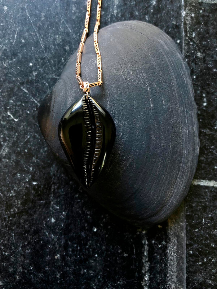 dezso by sara beltran Grande Carved Cowry