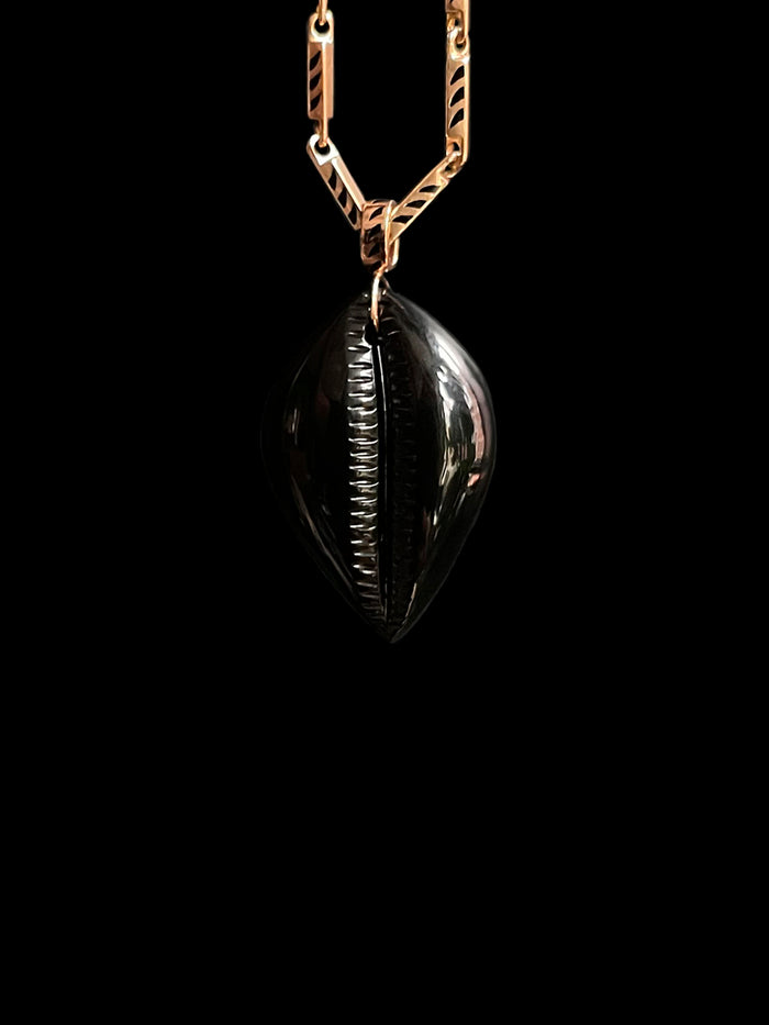 Dezso By Sara Beltran Medio Carved Cowry Charm