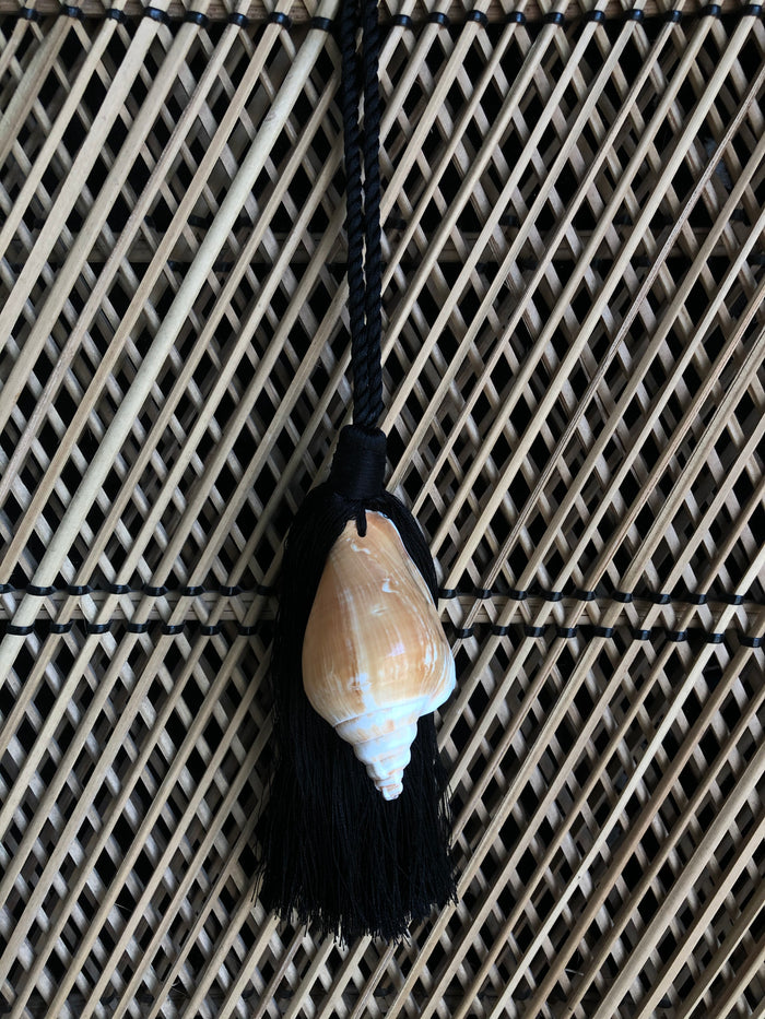 dezso by sara beltran Natural Caracol Shell Tassel