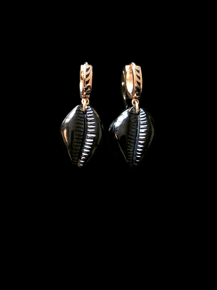 Dezso By Sara Beltran Petite Onyx Cowry Earrings